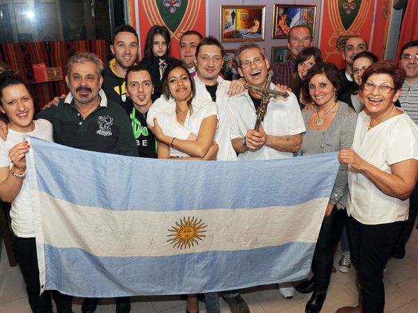 festa argentini alla nomina papale di Bergoglio